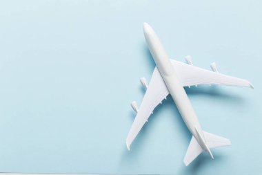Minyatür uçak renkli arka plan üzerinde closeup. Seyahat ya da tatil kavramı