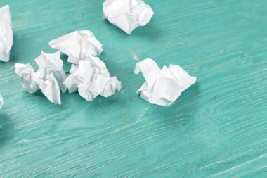 buruşuk yaprak kağıt üzerinde eski püskü ahşap masa