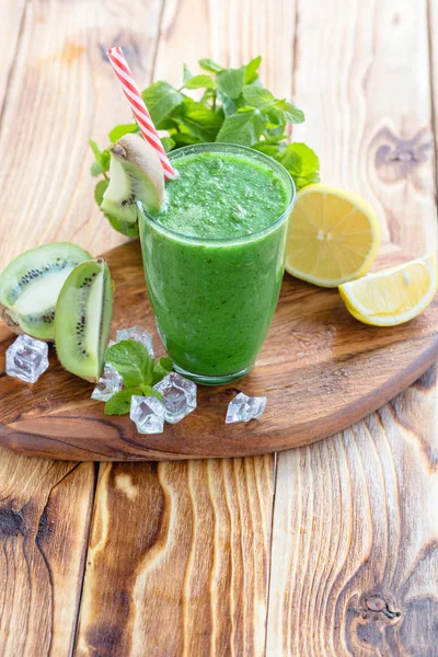 Batido Verde Frutas Vegetais Uma Mesa Madeira — Fotografia de Stock