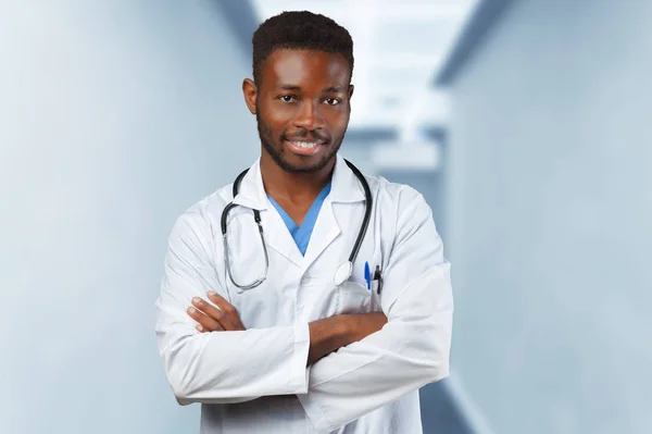 Afro Amerikan Tıp Doktoru Adam — Stok fotoğraf