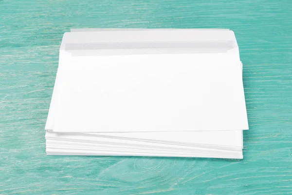 Ahşap Masa Üzerinde Beyaz Zarfları — Stok fotoğraf