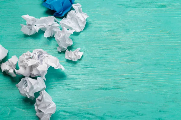 Folhas Papel Enrugadas Sobre Mesa Madeira Esfarrapada — Fotografia de Stock