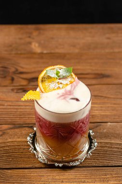 Yaz ahşap bir masaya kokteyl