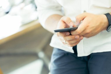 Kahve dükkanında Smartphone kullanan adam