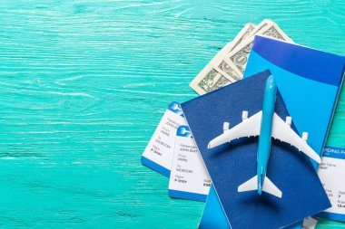 Minyatür uçak renkli arka plan üzerinde closeup. Seyahat ya da tatil kavramı