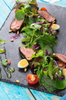 Izgara et ile sebze salatası