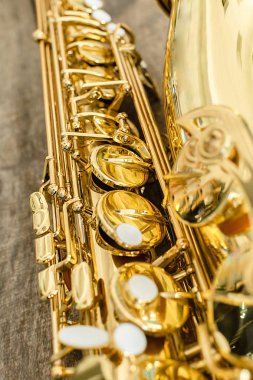 Ahşap arka plan üzerinde güzel altın saksafon