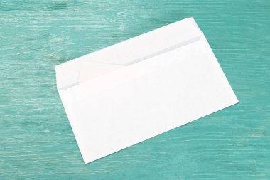 ahşap masa üzerinde beyaz zarf