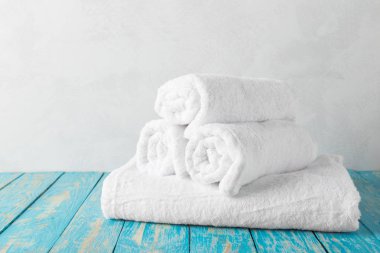 Banyo havlusu kopya alanı ile ahşap tabloda yığını