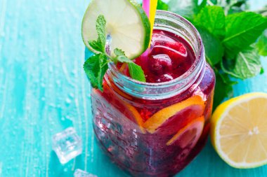 Yaz içeceği ahududu, kireç ve buz üzerinde eski bir ahşap masa