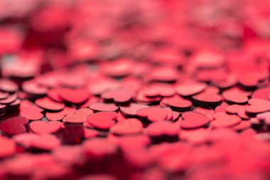 Kırmızı kalp şeklinde