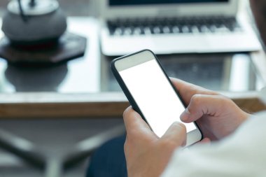 Kahve dükkanında Smartphone kullanan adam