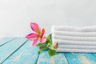 Çiçekli mavi ahşap masa güzel spa kompozisyonu