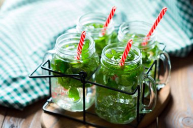 Yaz taze mojito kokteylleri