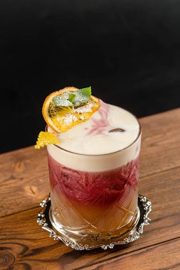 Yaz ahşap bir masaya kokteyl