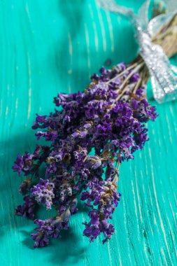 Ahşap arka plan üzerinde taze lavanta