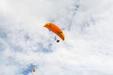 paraplanes uçan yüksek up