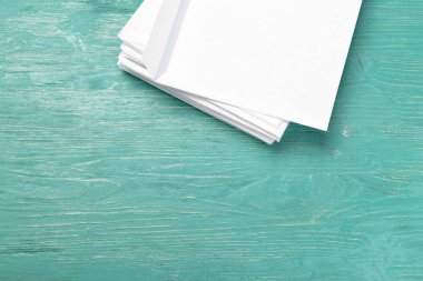 ahşap masa üzerinde beyaz zarfları