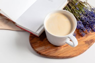 Kahve ile masanın üzerine çiçek oluşturma