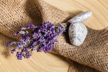 Ahşap arka plan üzerinde taze lavanta