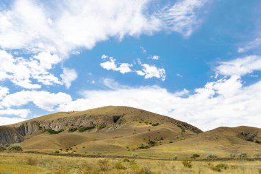 Güzel bulutlar görünümüyle manzara