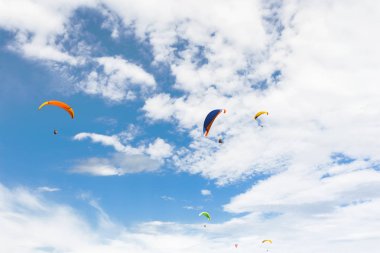 paraplanes uçan yüksek up