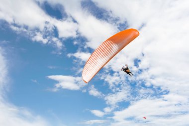 paraplanes uçan yüksek up