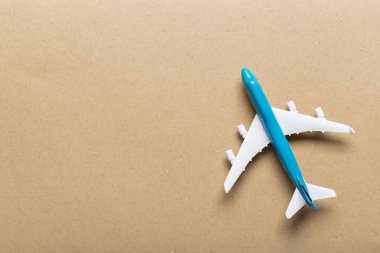 Minyatür uçak renkli arka plan üzerinde closeup. Seyahat ya da tatil kavramı