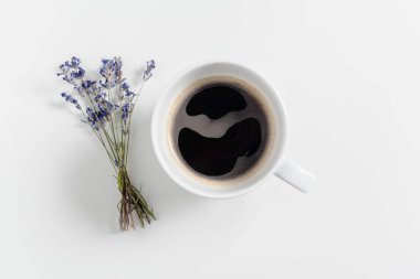 Kahve ile masanın üzerine çiçek oluşturma