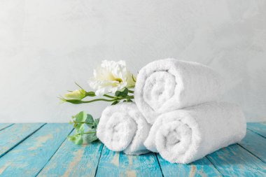 Çiçekli mavi ahşap masa güzel spa kompozisyonu
