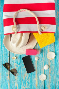 Mavi ahşap tahta üzerinde plaj aksesuarları