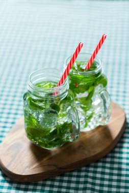 Yaz taze mojito kokteylleri