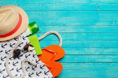 Ahşap masa üzerinde plaj aksesuarları.