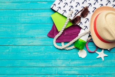 Ahşap masa üzerinde plaj aksesuarları.