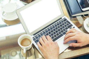 Genç adam bir dizüstü bilgisayarda gerçekleştiren