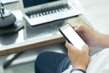 Kahve dükkanında Smartphone kullanan adam