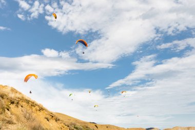 paraplanes uçan yüksek up