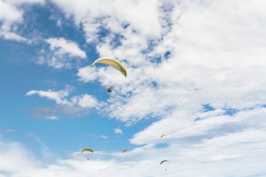 paraplanes uçan yüksek up
