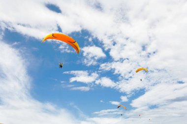 paraplanes uçan yüksek up