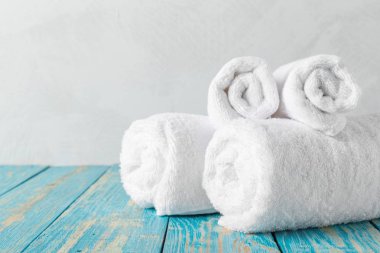 Banyo havlusu kopya alanı ile ahşap tabloda yığını