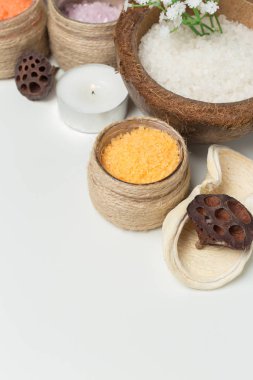 Spa izole üzerinde beyaz arka plan ayarlayın. Güzellik bakımı