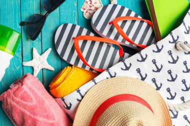 Ahşap masa üzerinde plaj aksesuarları.