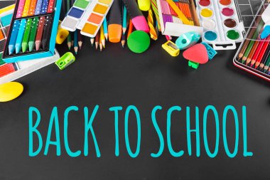 Okula karatahta arka planında dönüyorum.