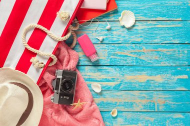 Mavi ahşap tahta üzerinde plaj aksesuarları