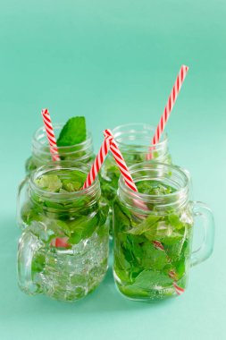 Yaz taze mojito kokteylleri