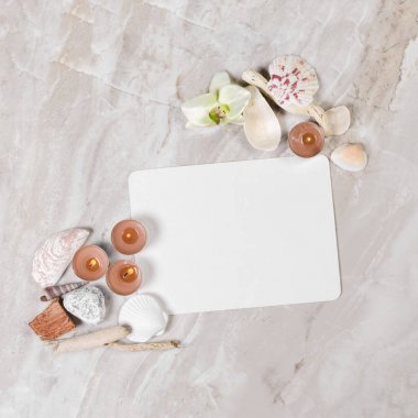 doğal elemanları ahşap arka plan üzerinde beyaz kağıt