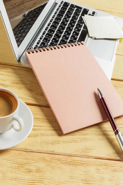 Mesa Escritório Com Laptop Xícara Café Material Escritório Diferente — Fotografia de Stock