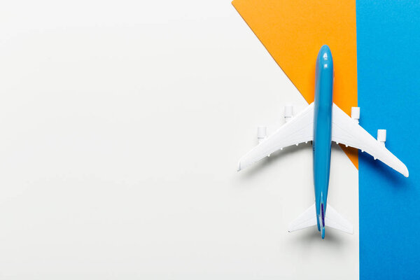 Крупный план миниатюрного самолета на цветном фоне. Концепция путешествия или отдыха
