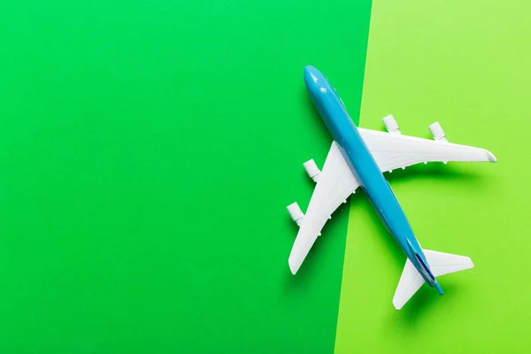 Detailní Záběr Miniaturní Letadla Barevném Pozadí Cestování Nebo Dovolenou Koncepce — Stock fotografie