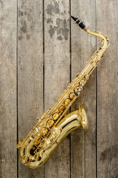 Hermoso Saxofón Dorado Sobre Fondo Madera —  Fotos de Stock